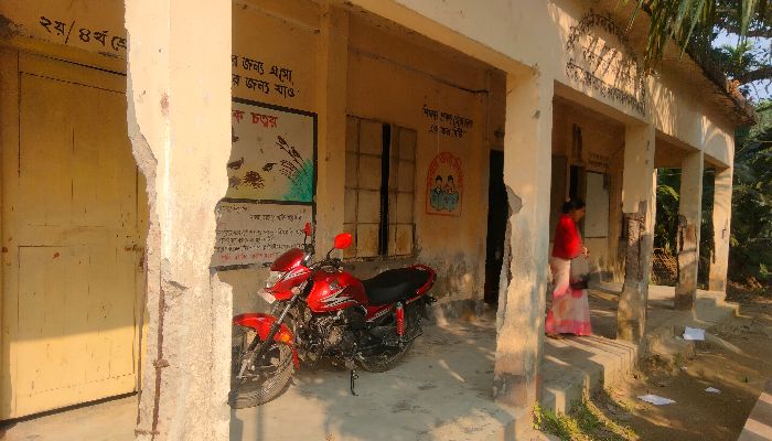 ঝুঁকিপূর্ণ ভবনে অফিস, টিনসেডে শিশুদের পাঠদান