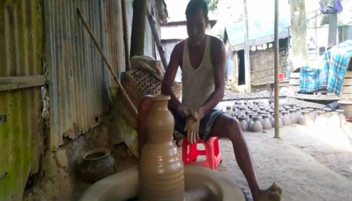 প্লাস্টিকের আসবাবপত্রের কারণে হারিয়ে যাচ্ছে মৃৎ শিল্প