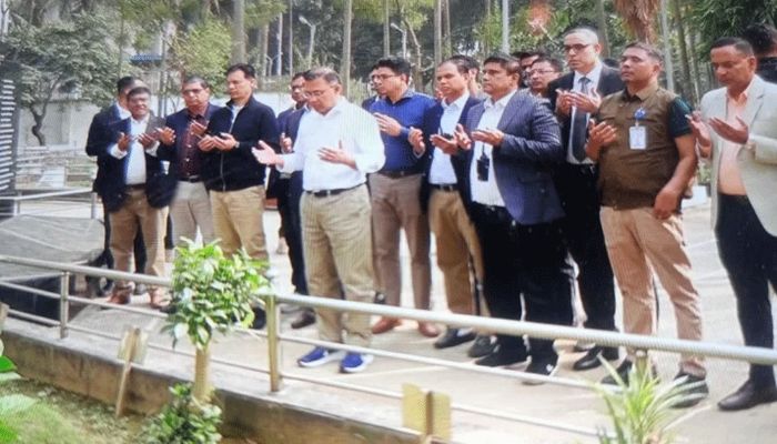 শহীদ ৫৭ সেনার কবর জিয়ারত করলেন তারেক রহমান