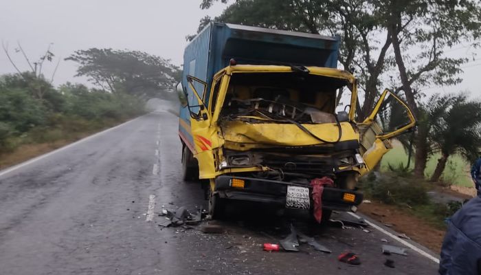 দাঁড়িয়ে থাকা ট্রাকের পেছনে কাভার্ডভ্যানের ধাক্কা, চালকসহ নিহত ২