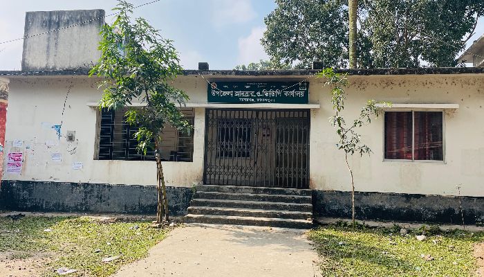 রাষ্ট্রীয় শোক দিবসে মাদারগঞ্জ উপজেলা আনসার ও ভিডিপি কার্যালয়ের উত্তোলন হয়নি জাতীয় পতাকা 