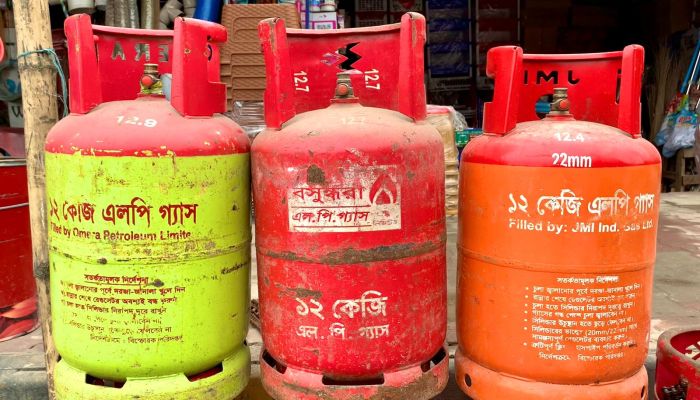 রাজশাহীতে গ্যাসের সিলিন্ডারের স্বল্লতা