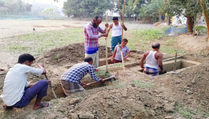 একই আঙিনায় তিন কবর: স্বজনদের কান্নায় ভারী ঈশ্বরগঞ্জের দড়িপাঁচাশি গ্রাম