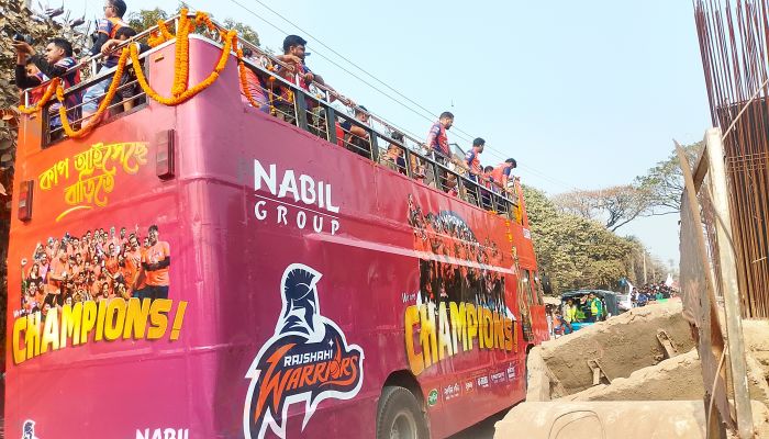‘কাপ আইসেছে বাড়িতে’-আঞ্চলিক ভাষাকে প্রাধান্য দিয়ে নগরীতে বিপিএল ট্রফি নিয়ে উল্লাস  