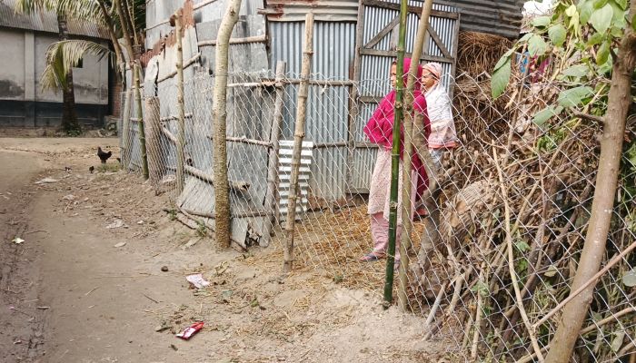 বদরগঞ্জে জোরপূর্বক বাড়িতে ঢোকার রাস্তা বন্ধ করলেন প্রভাবশালী থানায় অভিযোগ