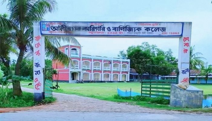 ঈশ্বরগঞ্জে কলেজের ভর্তির নামে চলছে লুটপাট, অধ্যক্ষ অবরুদ্ধ