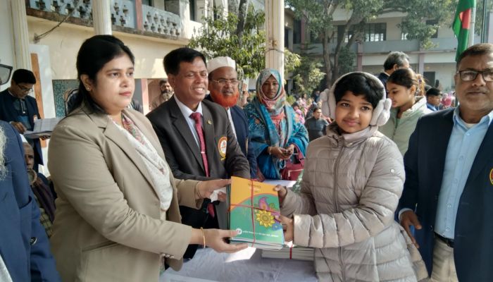 নড়াইলে বিনামূল্যে বই বিতরণের উদ্বোধন: নতুন বই পেয়ে খুশি শিক্ষার্থীরা