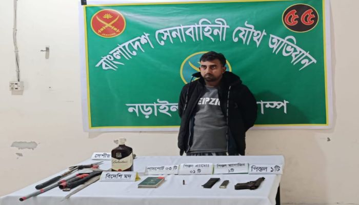 লোহাগড়ায় বিদেশি পিস্তল ও গুলি সহ প্রবাসী যুবক গ্রেফতার