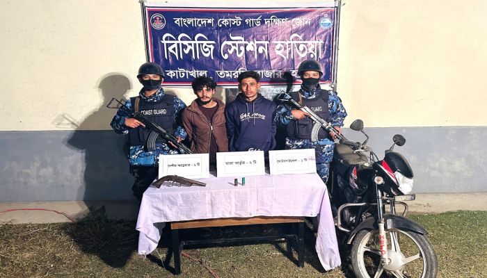 হাতিয়ায় কোস্ট গার্ডের অভিযানে দেশীয় আগ্নেয়াস্ত্রসহ ছাত্রদল নেতা আটক।