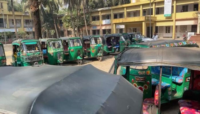 পুলিশের প্রতি দাবি : সিএনজি চালানো বন্ধ রেখেছেন চালকরা