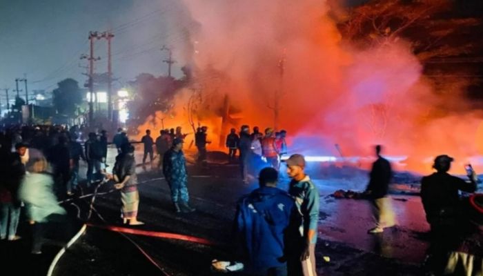 ভয়াবহ অগ্নিকাণ্ডে সীতাকুণ্ডে ১২ দোকান পুড়ে ছাই