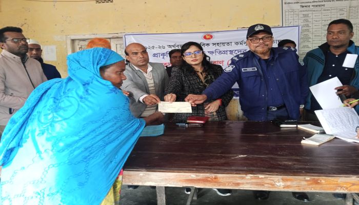 নীলফামারীতে ঘূর্ণিঝড়ে ক্ষতিগ্রস্তদের মাঝে ১০ লাখ টাকা বিতরণ