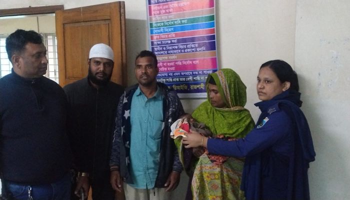 ঈশ্বরদীতে চিরকুট লিখে রেখে যাওয়া বাচ্চার বাবা-মার পরিচয় মিলেছে, পুলিশি সহায়তায় হস্তান্তর