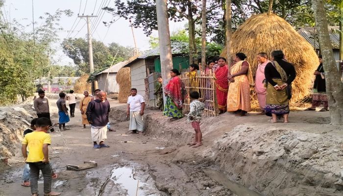 রাস্তা হচ্ছে, ড্রেন নেই—জলাবদ্ধতা থেকে মুক্তি পেতে ড্রেনের দাবী সংখ্যালঘু পাড়ার মানুষের