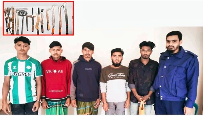  যৌথ বাহিনীর অভিযানে দেশীয় অস্ত্রসহ ৫ যুবক আটক