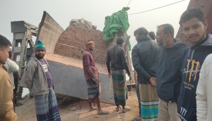 ভূরুঙ্গামারীতে সোনাহাট সেতুর পাটাতন ভেঙে বন্ধ যানচলাচল, চরম ভোগান্তিতে স্থানীয়রা 