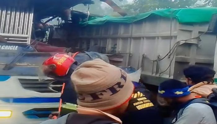 গাইবান্ধায় সিমেন্ট বোঝাই ট্রাকে যাত্রীবাহী বাসের ধাক্কা, নিহত ২