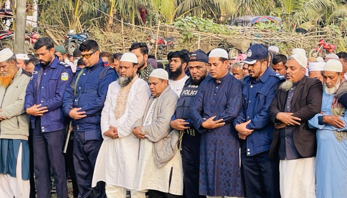 মাদারগঞ্জে প্যারোলে মুক্তি পেয়ে মায়ের জানাজায় অংশ নিলেন আওয়ামী লীগ নেতা