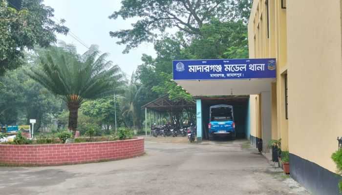 মাদারগঞ্জে জমি বিরোধে রক্তক্ষয়ী হামলা: নারীসহ আহত ২, স্বর্ণ ও নগদ অর্থ লুটের অভিযোগ