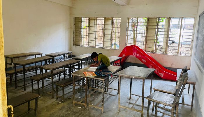 মাদারগঞ্জে ৫ শিক্ষকের বিদ্যালয়ে শিক্ষার্থী মাত্র একজন !