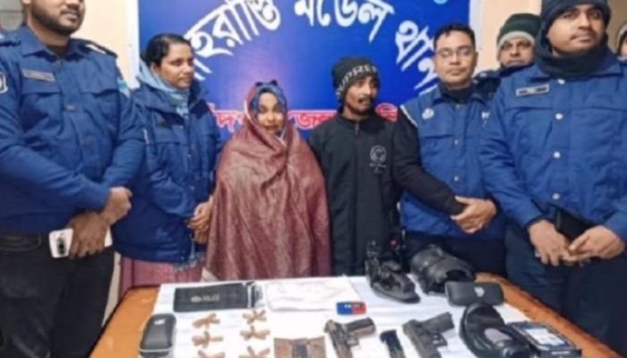 চাঁদপুরে থানার লুট হওয়া দুটি পিস্তল ও  গুলিসহ আটক ২