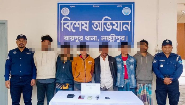 লক্ষ্মীপুরে অটোচালককে কুপিয়ে সর্বস্ব লুট: আন্তঃজেলা ডাকাত চক্রের ৬ সদস্য আটক