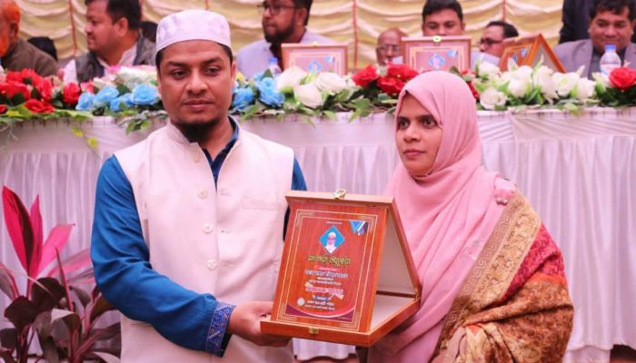 আলোকিত মানুষ গড়ার নীরব কারিগর প্রয়াত শফিকুর রহমানকে মরণোত্তর সম্মাননায় অশ্রুসজল শ্রদ্ধা