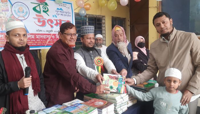 আনন্দমুখর পরিবেশে তামীরুল উম্মাহ আলিম মাদ্রাসার শিক্ষার্থীদের মাঝে বই বিতণ