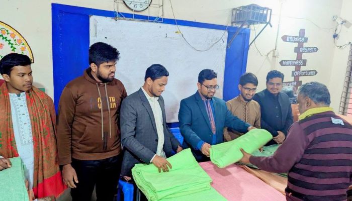 কলেজ কর্মচারীদের শীতবস্ত্র উপহার দিয়েছে কবি নজরুল কলেজ ছাত্রশিবির