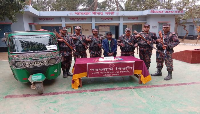 ‎ফেনী সীমান্তে বিজিবির অভিযানে মাদকসহ গ্রেপ্তার -১