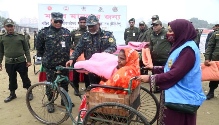 তীব্র শীতে মানবতার উষ্ণতা: আনসার-ভিডিপির শীতবস্ত্র বিতরণ কার্যক্রম