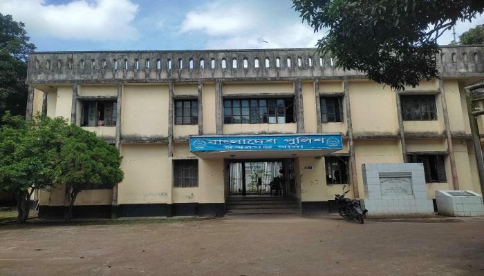 ঈশ্বরগঞ্জে আ. লীগ নেতা ধরতে গিয়ে বিপাকে পুলিশ: মহিলাদের বাধায় অভিযান পণ্ড