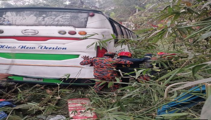 ঢাকা-বরিশাল মহাসড়কে বাস নিয়ন্ত্রণ হারিয়ে খাদে পড়ে নিহত ৫