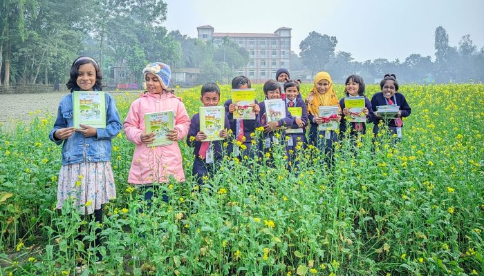 নতুন বইয়ের ঘ্রাণে বছর শুরু গাইবান্ধার শিক্ষার্থীদের