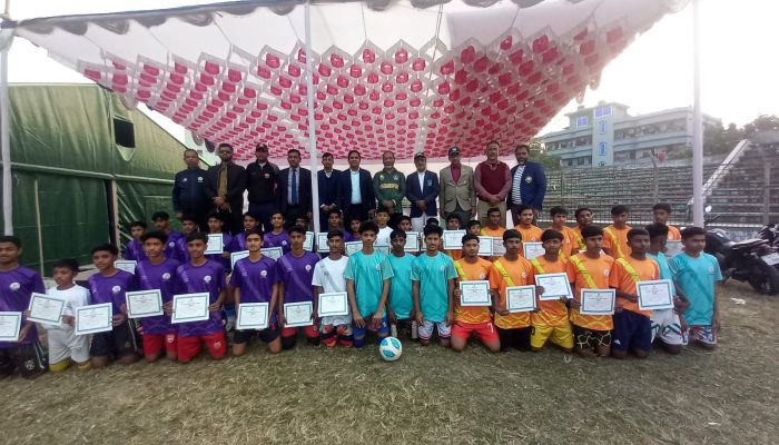 মাদারীপুরে মাসব্যাপী ফুটবল প্রশিক্ষণের সমাপনী ও সনদ বিতরণ 