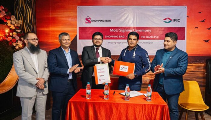 আইএফআইসি ব্যাংক ও শপিং ব্যাগ সুপারমার্কেটের মধ্যে সমঝোতা স্মারক স্বাক্ষর