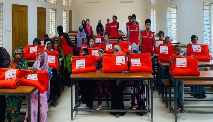 রামগড়ে রেড ক্রিসেন্টের শীতবস্ত্র বিতরণ