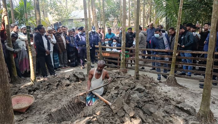 নোয়াখালীতে ১৭ মাস পর তোলা হলো যুবকের  লাশ    