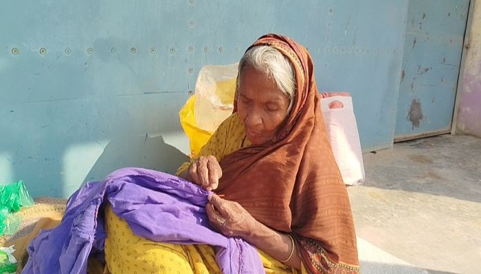 জামালপুরে ১ মাস ধরে রাস্তার পাশে বসবাস করছেন বৃদ্ধা , কেউ জানেন না পরিচয়