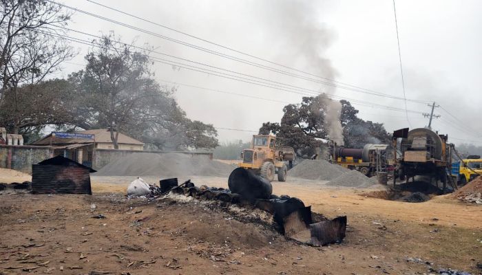 সড়ক উন্নয়নের ধুলোয় ঢাকা পড়ছে বইয়ের পাতা, স্বাস্থ্য ঝুঁকিতে শিক্ষার্থীরা