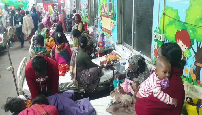 শীতের দাপটে মৌলভীবাজারে বাড়ছে ঠান্ডায় আক্রান্ত শিশুর সংখ্যা , একই বেডে চিকিৎসা নিচ্ছে একাধিক শিশু  