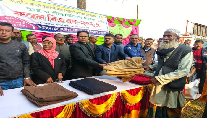 দামুড়হুদায় ৯২ ব্যাচের কম্বল বিতরণ 
