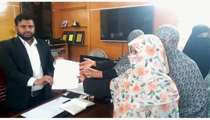  নির্বাচনী প্রচারণাকালে নারী কর্মী হেনস্তার অভিযোগে স্মারকলিপি প্রদান