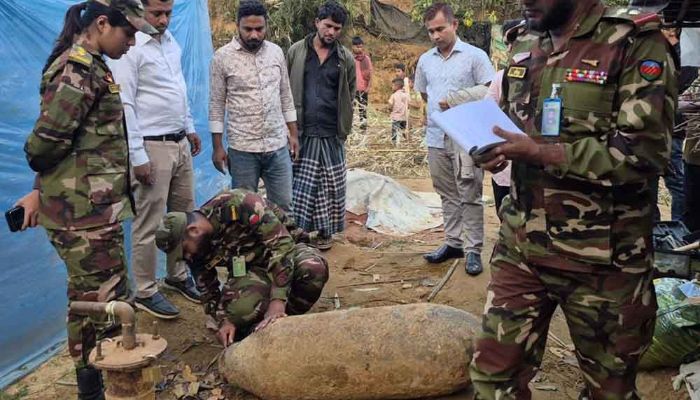 শক্তিশালী বোমার ওপর দেড় দশক ধরে চলছিল কাপড় ধোয়ার কাজ