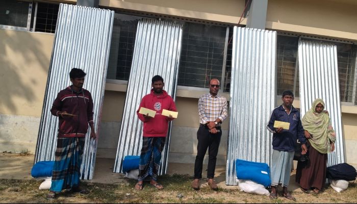 সীতাকু‌ণ্ডে অগ্নিকাণ্ডে ক্ষতিগ্রস্ত চার পরিবারকে উপজেলা প্রশাসনের সহযোগিতা