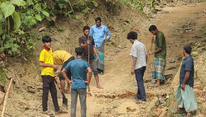 কাগজে উন্নয়ন, মাঠে স্থবিরতা—সংবাদ সারাবেলার খবরে শুরু হলো রাস্তা সংস্কার