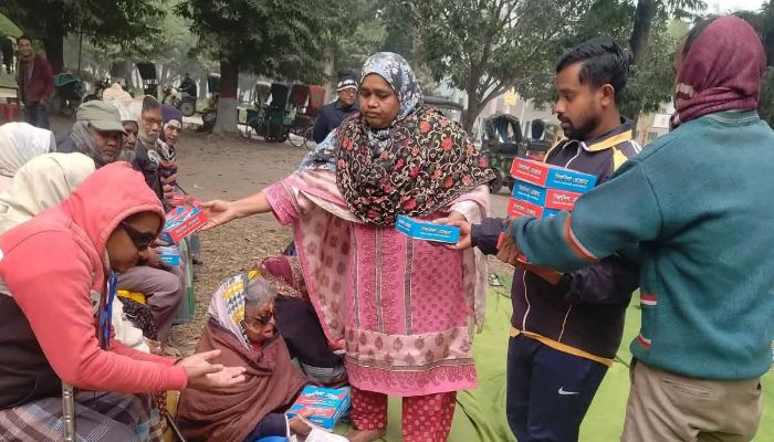 খালেদা জিয়ার আত্মার মাগফিরাত কামনায় দুস্থদের মাঝে খাবার বিতরণ 