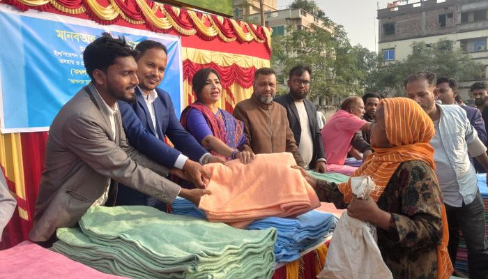 জীবননগরে দুস্থ ও প্রতিবন্ধী শীতার্তদের মাঝে শীতবস্ত্র বিতরণ