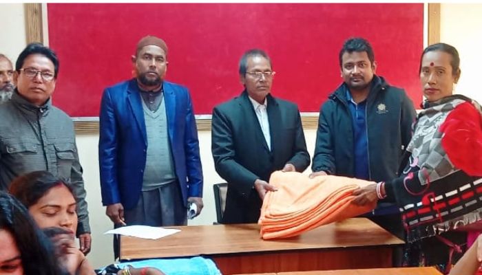 পাঁচবিবি উপজেলায় তৃতীয় লিঙ্গের জনগোষ্ঠীর মাঝে শীতবস্ত্র বিতরণ 
