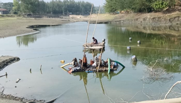 নোয়াখালীতে অবৈধভাবে বালু উত্তোলনের সময় ড্রেজার মেশিন জব্দ